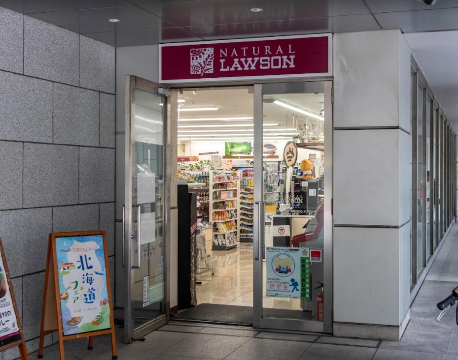 コンビニ　ナチュラルローソン新宿フロントタワー店（コンビニ）まで271m