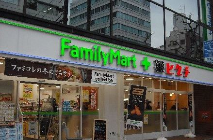 コンビニ　ファミリーマート 薬ヒグチ 四谷駅前店（コンビニ）まで376m