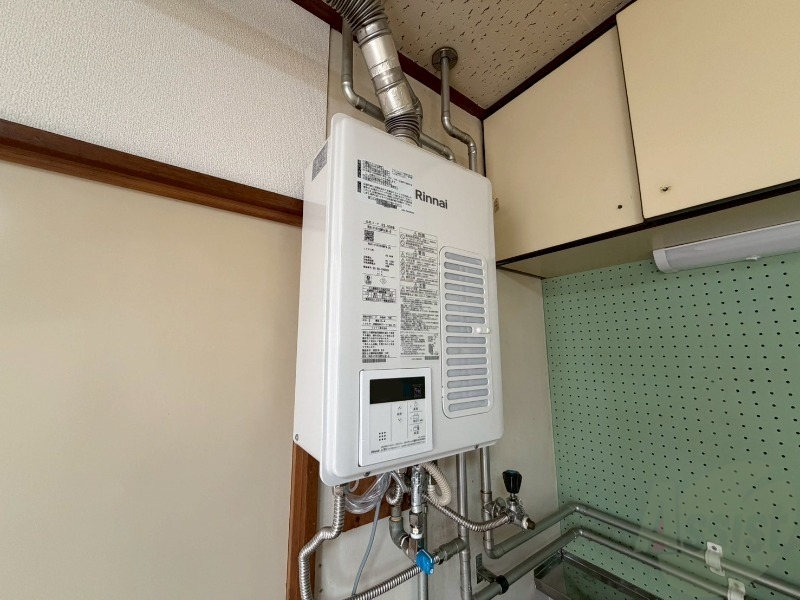 その他設備　こちらの給湯器でお湯をあたためてくれますよ