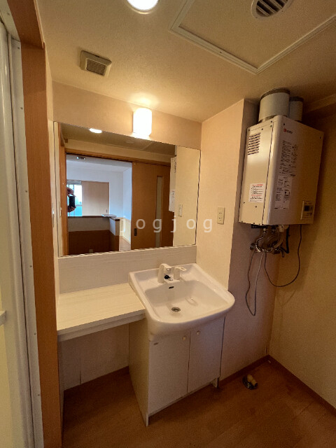 洗面設備　洗面脱衣所は広々と使えます