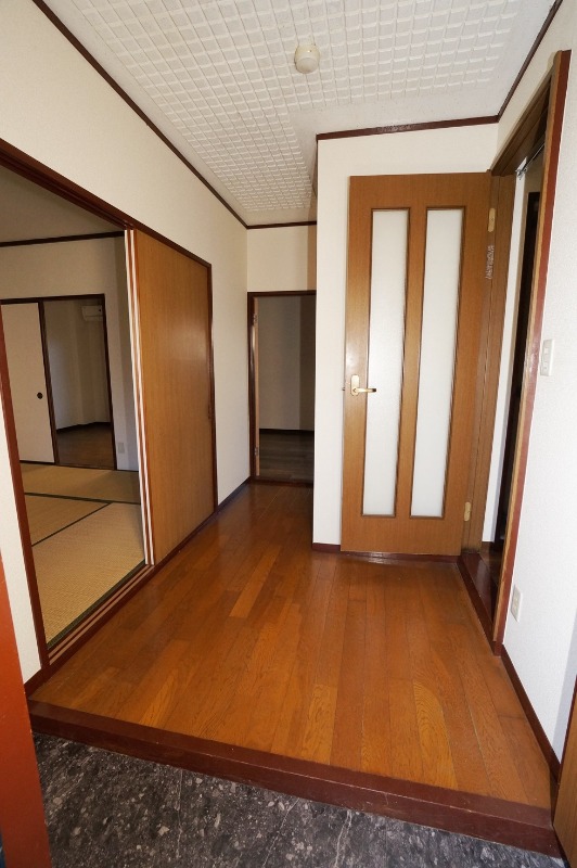 玄関　※他の号室写真になります。