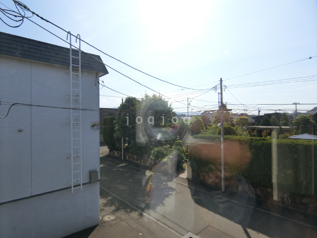 眺望　窓から明るい光が差し込みます。