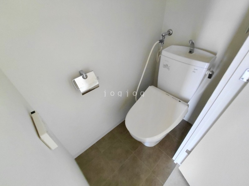 トイレ　嬉しい温水洗浄便座付きのトイレです。
