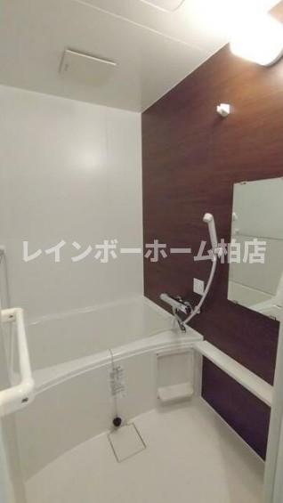 バス・シャワールーム　落ち着いた空間のお風呂です
