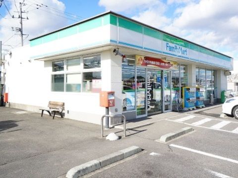 コンビニ　ファミリーマート鏡石境栄店（コンビニ）まで180m