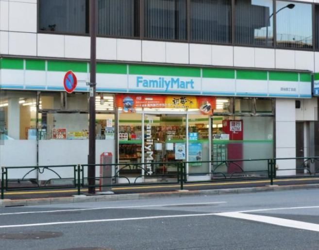 コンビニ　ファミリーマート四谷四丁目店（コンビニ）まで130m