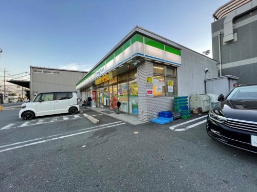 コンビニ　ファミリーマート 高井田西三丁目店（コンビニ）まで662m