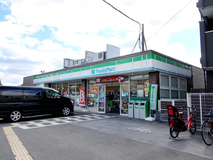 コンビニ　ファミリーマート春日町店（コンビニ）まで800m
