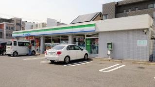 コンビニ　ファミリーマート辰巳町店（コンビニ）まで563m