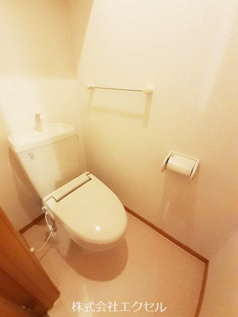 トイレ　温水洗浄便座です。