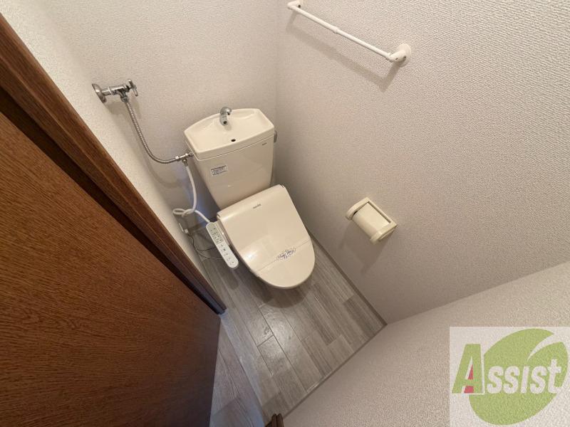 トイレ　こちらはトイレです。清潔感があり、安心して使用できます。
