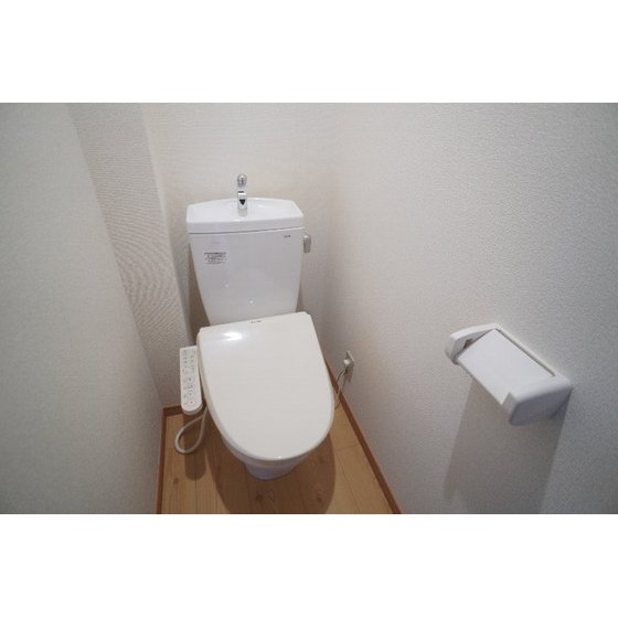 トイレ　バストイレ同室の３点ユニットから、トイレとシャワールームを独