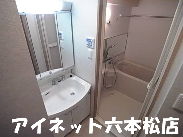 洗面設備　ゆとりのある脱衣所に独立洗面台完備です