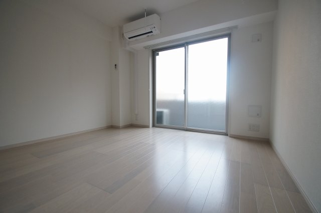 居室・リビング　優しい色合いの床材を使用した居住空間です。