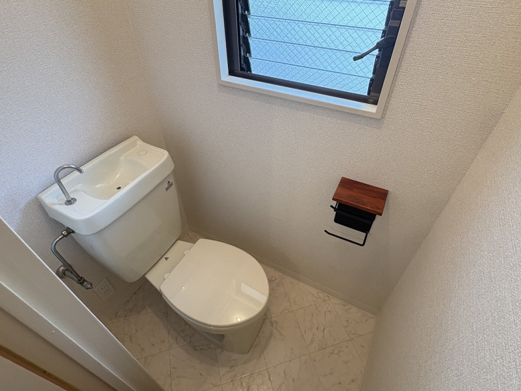 トイレ　トイレ内コンセント・換気窓あり