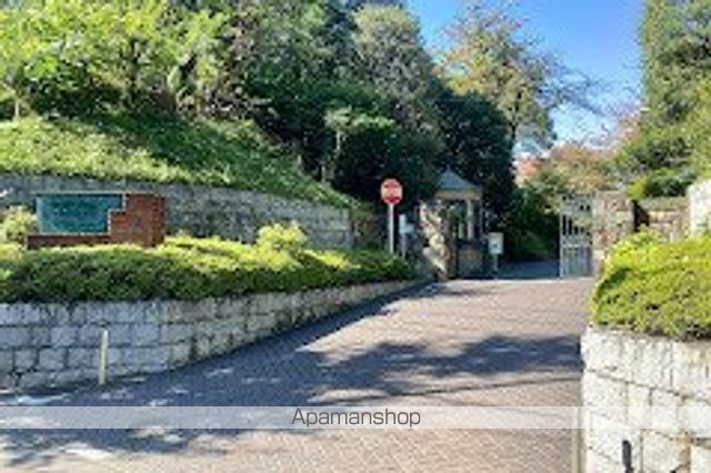 中学校　香蘭女学校中等部（中学校）まで148m