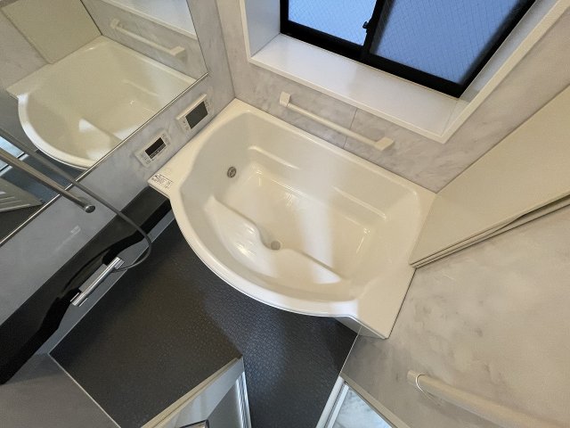 バス・シャワールーム　落ち着いた空間のお風呂です