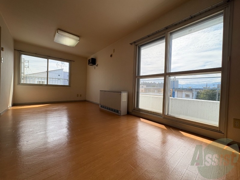 居室・リビング　日当たりが良くて心地よく過ごせそうなお部屋です。