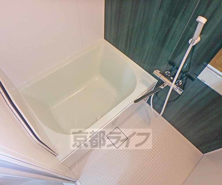 バス・シャワールーム　アクセントパネルがお洒落な浴室です。