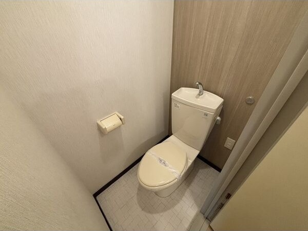 地下鉄東山線 新栄町駅 徒歩8分 9階建 築54年のトイレ写真