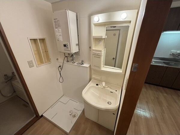 地下鉄東山線 新栄町駅 徒歩8分 9階建 築54年の内装写真