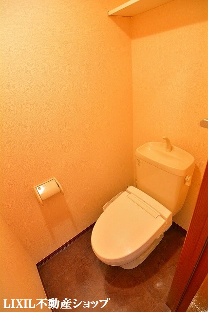 トイレ　温水洗浄便座付のトイレです。