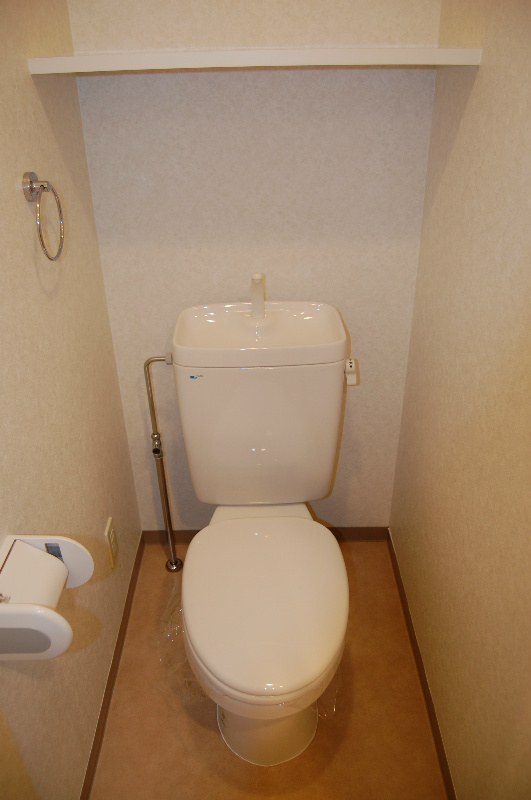 トイレ　上部に棚があり便利です