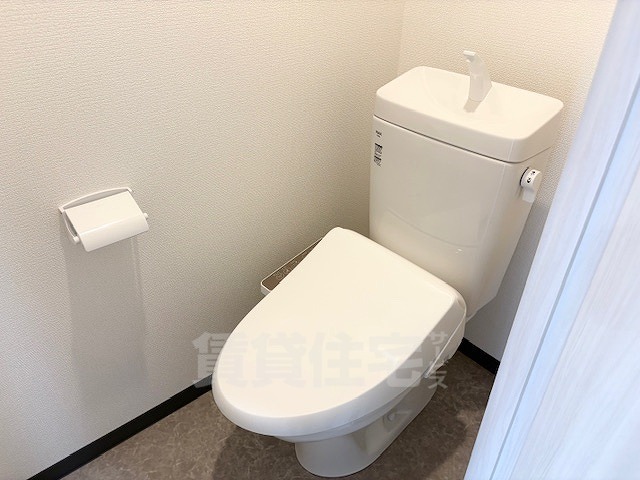 京阪本線 光善寺駅 徒歩7分 3階建 築1年のトイレ写真