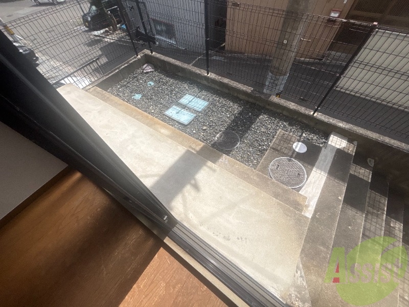 バルコニー　バルコニーはなく窓の外はこのようになっております。