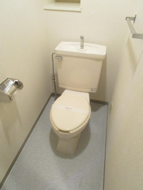 東急東横線 綱島駅 徒歩10分 4階建 築36年のトイレ写真