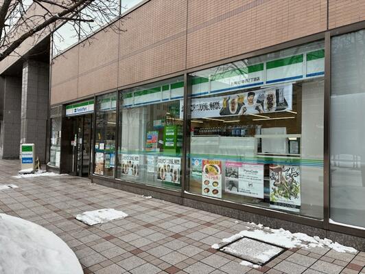 コンビニ　ファミリーマート札幌北6条西7丁目店（コンビニ）まで232m