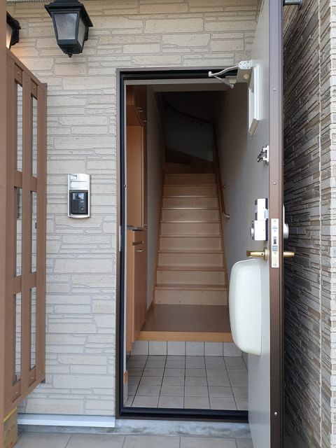 近鉄名古屋線 川越富洲原駅 徒歩12分 2階建 築18年の玄関写真