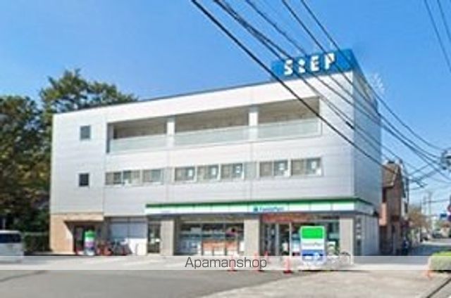 コンビニ　ファミリーマート横浜公田町店（コンビニ）まで582m