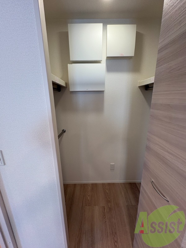収納　寝室には収納があるため洋服やスーツを収納しておくのに便利です