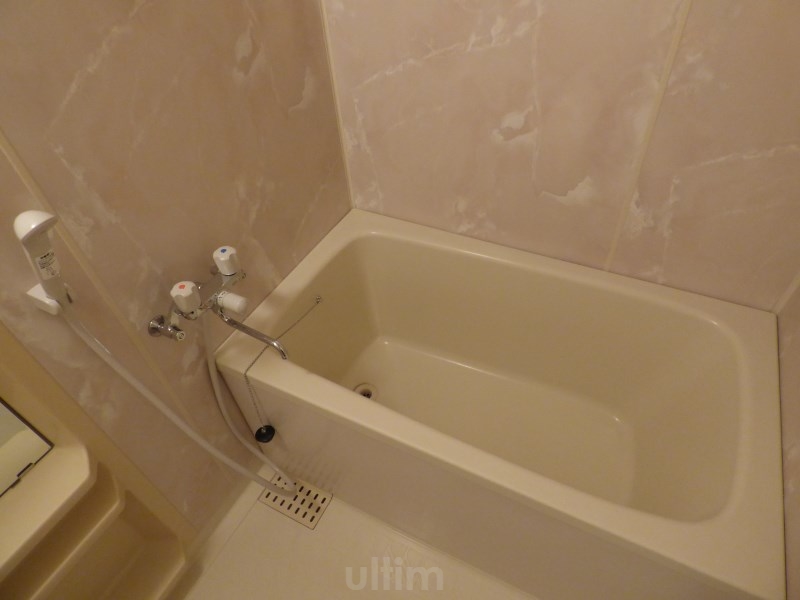 バス・シャワールーム　違うお部屋の写真です。ご参考までに