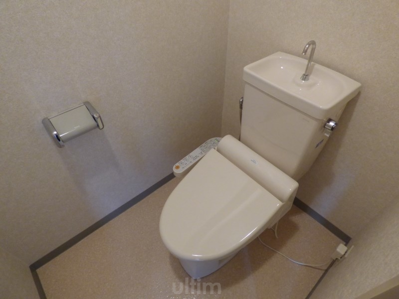 トイレ　違うお部屋の写真です。ご参考までに