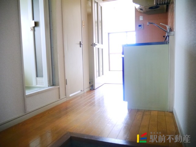玄関　角部屋で採光が多く明るい室内