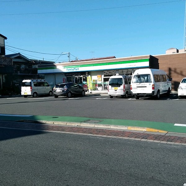 コンビニ　ファミリーマート 足立中央本町四丁目店（コンビニ）まで1240m