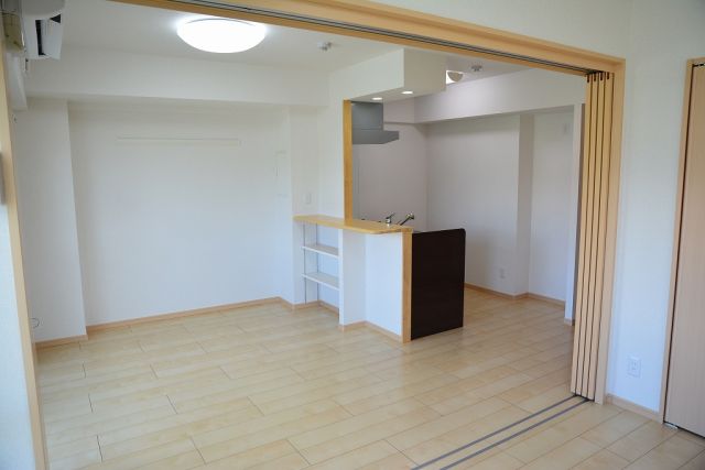 名護市 4階建 築12年の居間写真