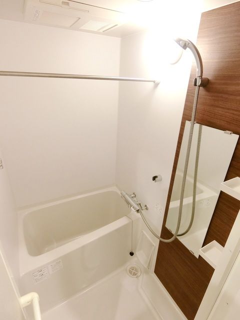 バス・シャワールーム　☆大きな鏡付きのお風呂☆