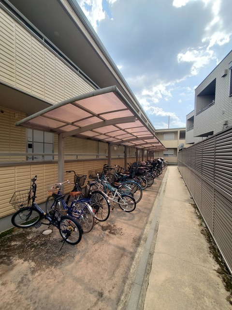 その他共有部分　屋根付き駐輪場あります♪
