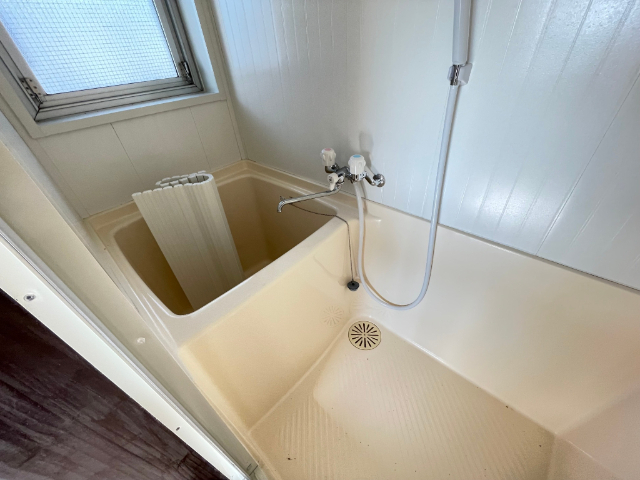 バス・シャワールーム　窓があるお風呂です