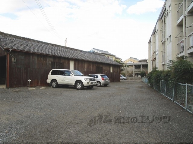 【京都市伏見区向島吹田河原町のマンションの駐車場】