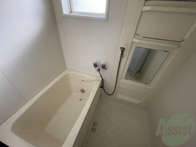 バス・シャワールーム　広々とした浴槽スペースでストレスなく利用出来そうですね。