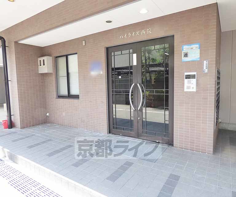 【京都市右京区西院東貝川町のマンションのエントランス】