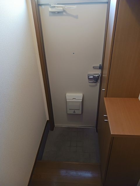 ＪＲ外房線 茂原駅 バス乗車時間：4分 最寄りバス停で下車 徒歩9分 2階建 築26年の玄関写真