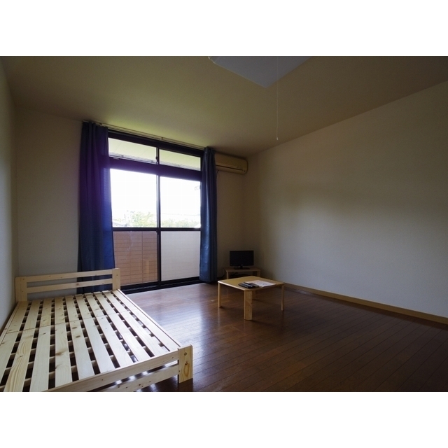 居室・リビング　◎設備、床材が写真と異なる場合があります