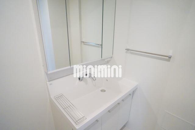 洗面設備　綺麗な洗面台です。