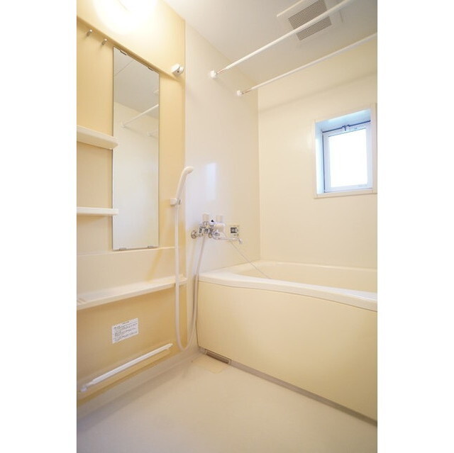 バス・シャワールーム　浴室内干しスペース付き！