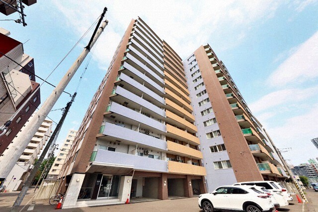 札幌市中央区南十一条西のマンションの建物外観